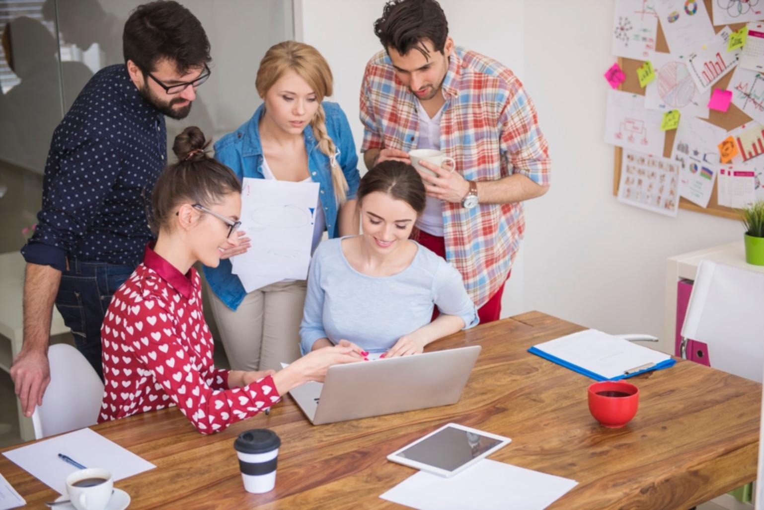 Profesionales trabajando en análisis financiero con gráficos y modelos de negocio