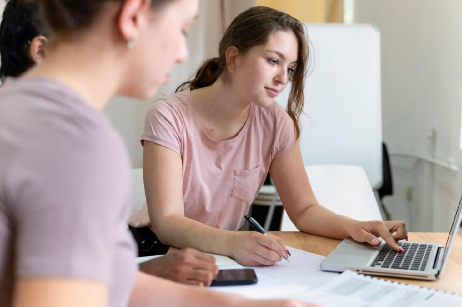Profesional analizando diferentes opciones y rutas de aprendizaje en modelado financiero